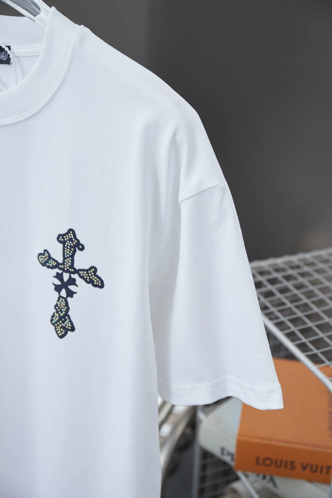 🅿️210 Ch*ome Hearte 25SS early spring new model, silicone printed hot diamond short sleeves, light luxury, essential item for daily commuting for men and women, correct version, welcome to compare, detailed features · 320g 100% pure cotton double yarn jersey fabric · Custom dyed in the same vat, special thickened 32 count double-strand 1X1 thread · Croix heart cross patch➕Imported Australian matte pearlescent diamonds➕Thick plate Croix heart letters · Double-needle stitching across seams · Original main mark washed tag brand moisture-proof paper packaging Color: black/white Size: S/M/L/XL